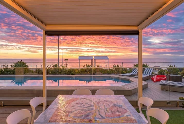 Sunset Pool House — beach home with private 15-metre beachfront pool at Glenelg North