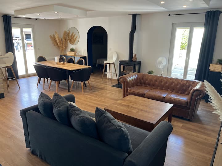 Obývacia izba s manželskou posteľou a americkou kuchyňou 