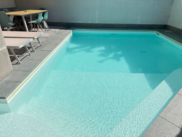 Casa in città con piscina e giardino privati