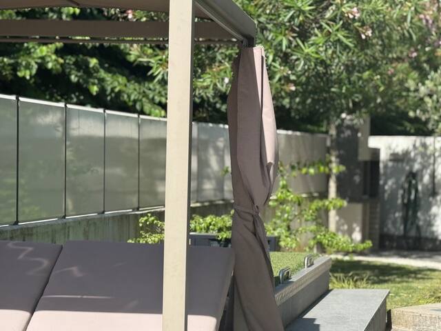 Casa in città con piscina e giardino privati gallery image 2