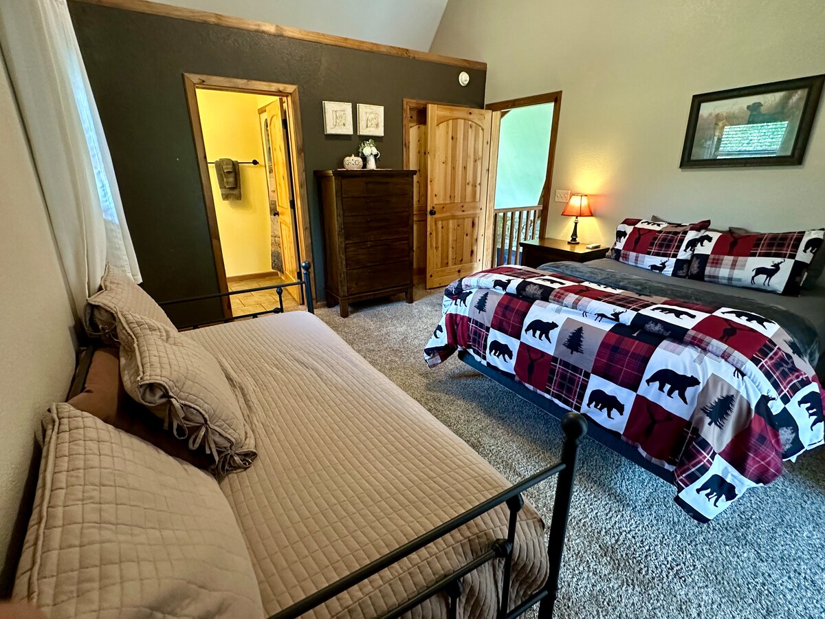 นี่เป็นหนึ่งในสองห้องนอนที่ตั้งอยู่บนบันไดที่ยิ่งใหญ่ มีทั้งเตียงควีนไซส์และเตียงขนาดใหญ่ตู้เสื้อผ้าและห้องน้ำในตัว