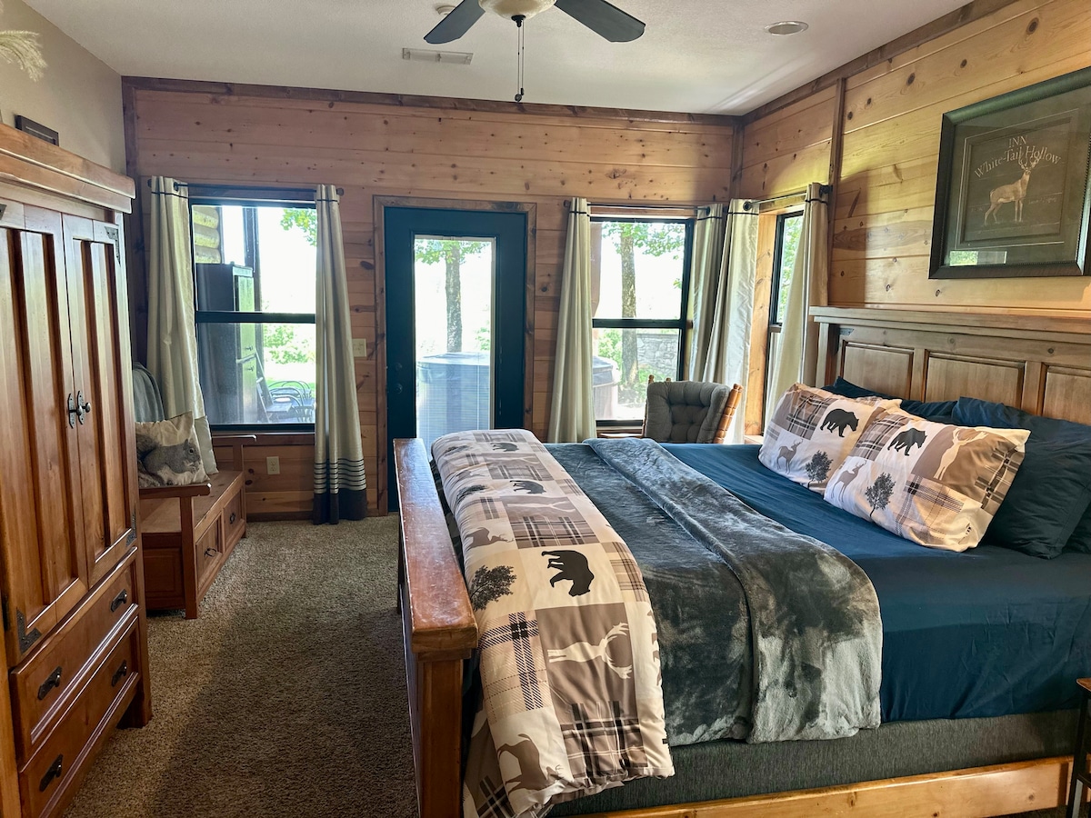 ห้องสวีทหลักมีเตียงขนาดคิงไซส์บนหมอนสุดหรูและอ่างอาบน้ำเต็มรูปแบบในตัวพร้อมฝักบัวสปาโต๊ะเครื่องแป้งแบบอ่างล้างหน้าคู่และอ่างล้างหน้า ทางเข้าประตูด้านหลังบ้านและอ่างน้ำร้อน 