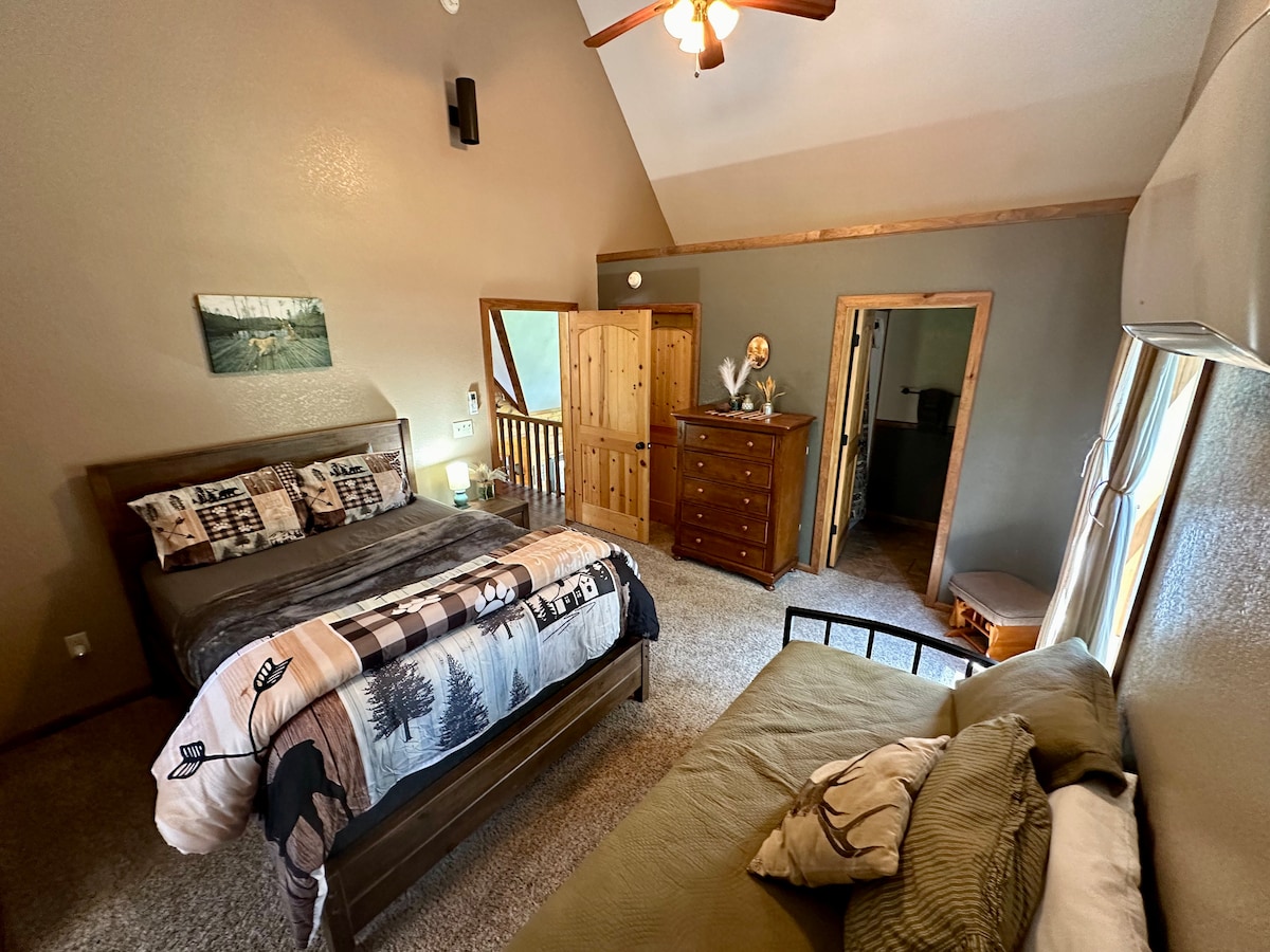 นี่เป็นหนึ่งในสองห้องนอนที่ตั้งอยู่บนบันไดที่ยิ่งใหญ่ มีทั้งเตียงควีนไซส์และเตียงขนาดใหญ่ตู้เสื้อผ้าและห้องน้ำในตัว 