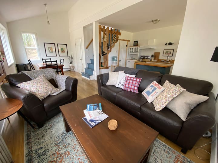 Spuraway Cabin Farm Stay: Now Sleeps 4! - Canada