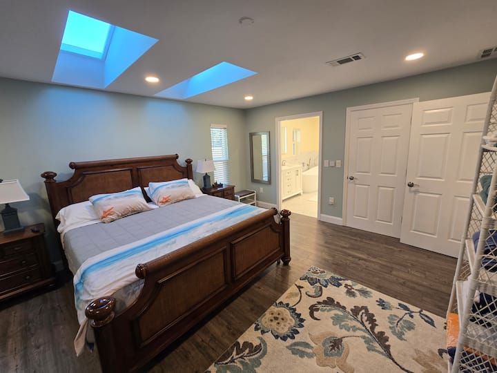 Dhomë gjumi e bukur kryesore me krevat dopio "king" dhe banjë luksoze en suite.