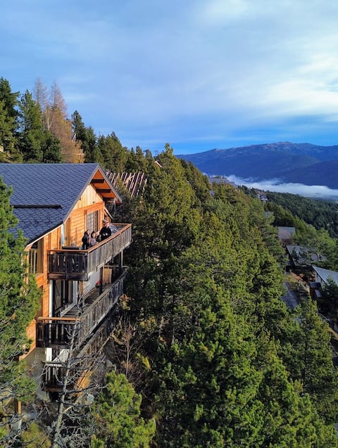 Waterfall chalet, panoramic view of Lac Montagne