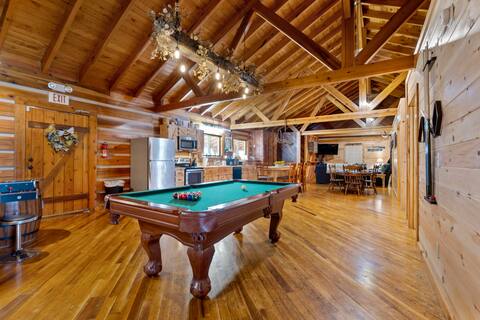 Gorgeous View Huge 4 Bedroom Cabin w Arcade Game