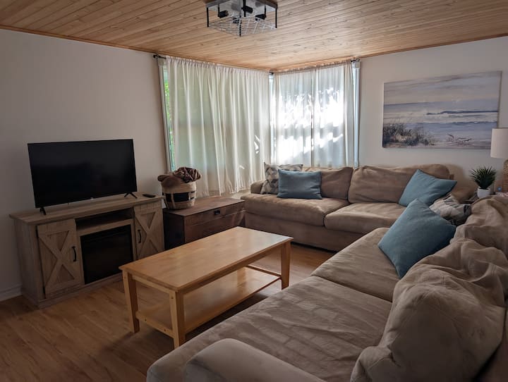 Suzy's Beach House (Walk To Beach) - Wasaga Beach