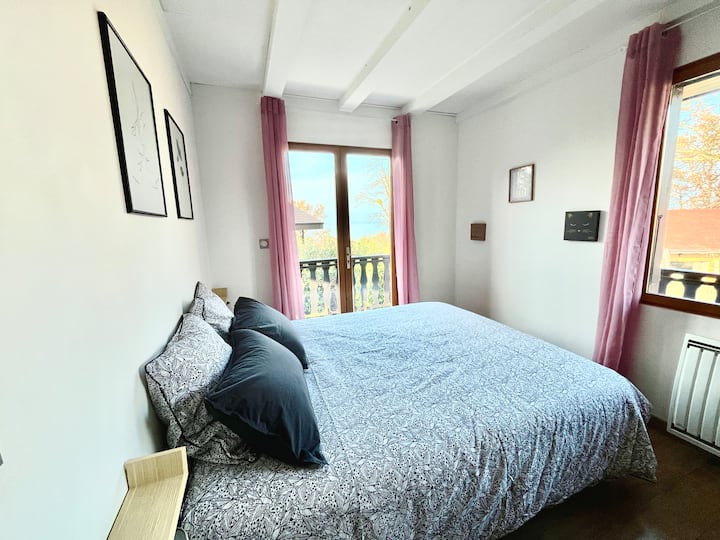 Lit queen size (160cm) dans cette grande chambre avec dressing, vue lac et accès balcon.