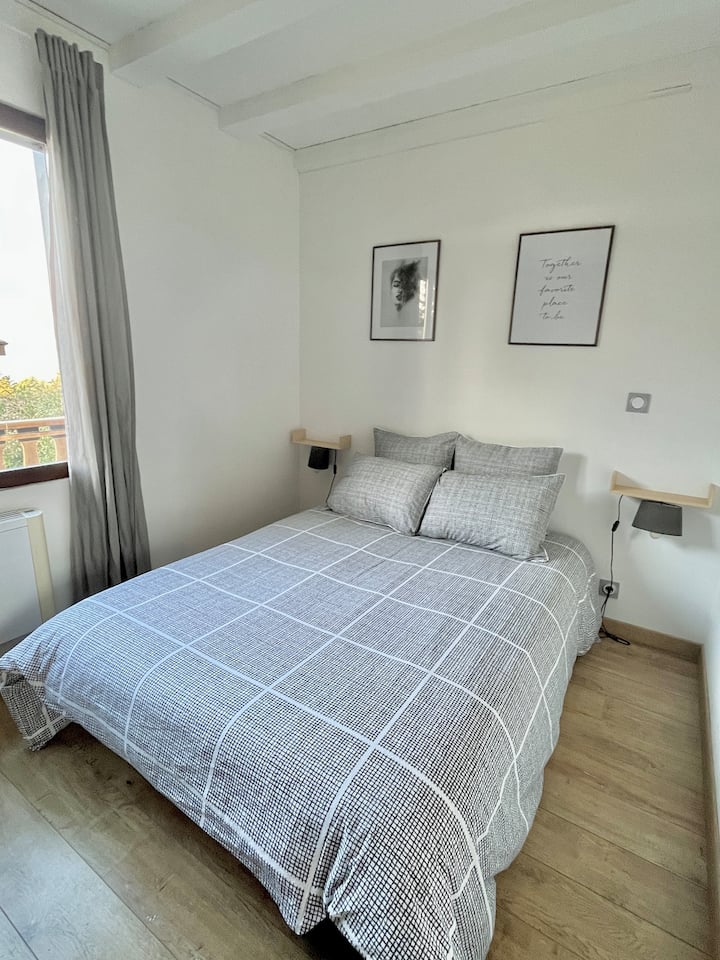 Lit double et grand placard pour cette 3eme chambre. Vue lac imprenable.