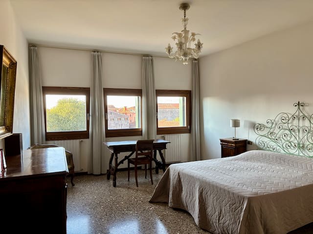 Bright Canal-View Flat | Casa Luminosa sul Canale