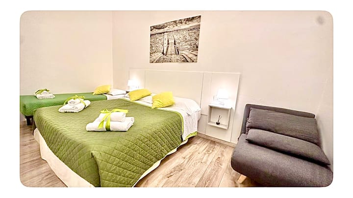 Chambre triple avec lit double confortable et confortable avec Topper Memory et un lit simple pour la troisième personne !