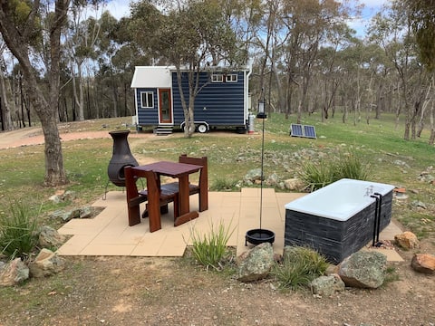 Bushland Tiny Home with Outdoor Hot Tub & Hamper