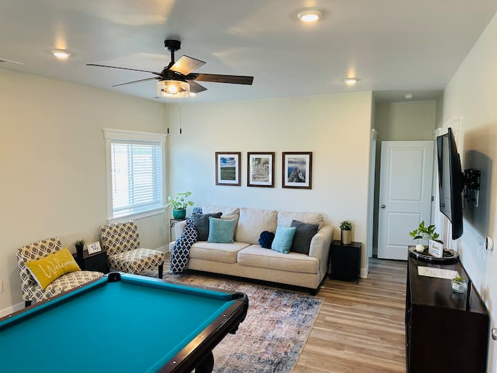 Всекидневната разполага с разтегателен диван, смарт телевизор, билярдна маса и много игри. 