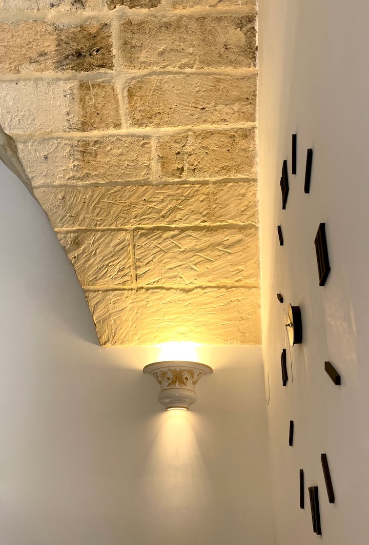 การตกแต่งด้วยความใส่ใจในรายละเอียด ผสมผสานสไตล์โมเดิร์นและสัมผัสท้องถิ่นแบบชนบทด้วยสีสันที่เป็นกลางและวัสดุธรรมชาติที่ทำให้ทุกสภาพแวดล้อมสะดวกสบายและคุ้นเคย