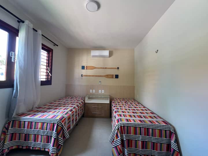 ერთადგილიანი ნომერი ორი საწოლით + ორი დამატებითი საწოლი, ჰამაკი, სამუშაო მაგიდა და ღია გარდერობი.