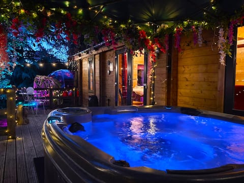 Owl Lodge + Hot tub, Cinema Dome & Spa