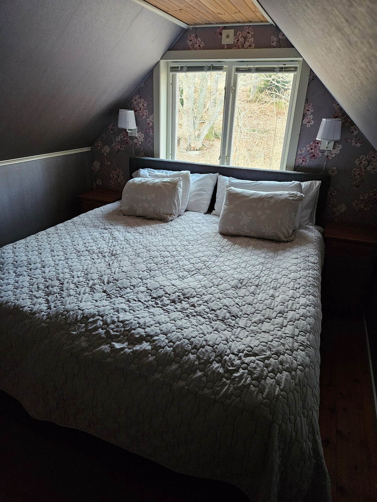 Საძინებელი ორადგილიანი საწოლით 180 სმ.