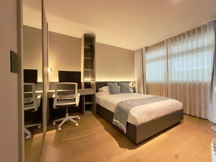 Deuxième chambre avec bureau pour le télétravail.