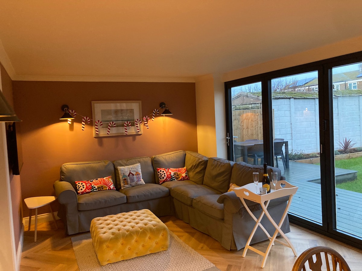 Successful Airbnb property: Eco-friendly stylish family home; 2 min to beach in Camber
