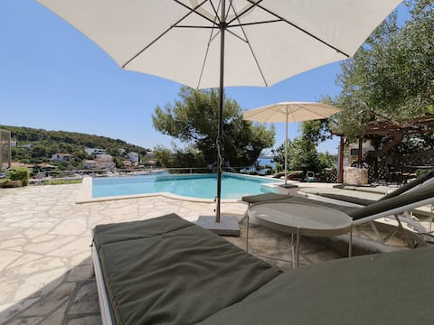 Spacious Villa w/Pool near Garden Resort – 7 Min