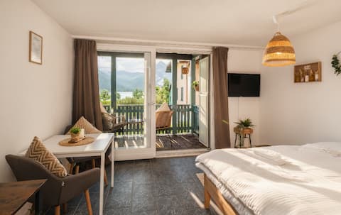 Boho oasis - right on Lake Thun near Interlaken