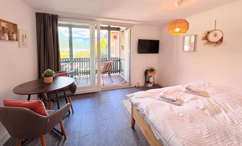 Boho oasis - right on Lake Thun near Interlaken