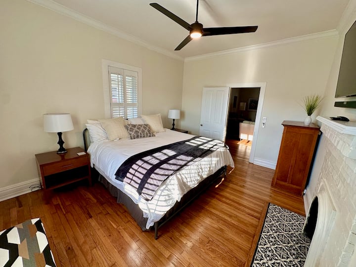 Втора спална соба на главното ниво со брачен кревет, 55-инчен телевизор, звучник плус сабвуфер, плакар.