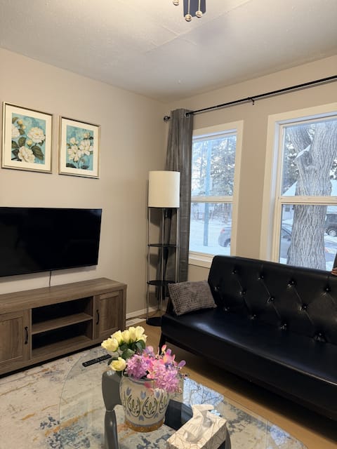Popular Airbnb listing: Entire Private Unit | Free Parking | Self Check-In in Lawson Sector
