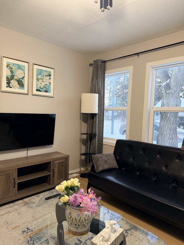 Entire Private Unit | Free Parking | Self Check-in - Saskatoon