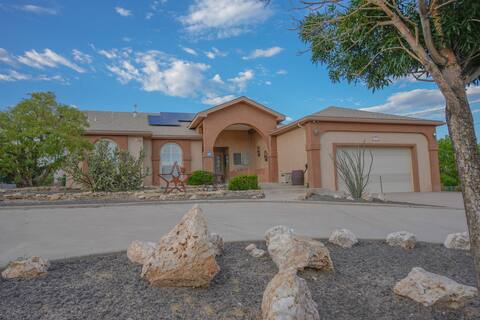 Cheerful 3 Bedroom Home w/ Views