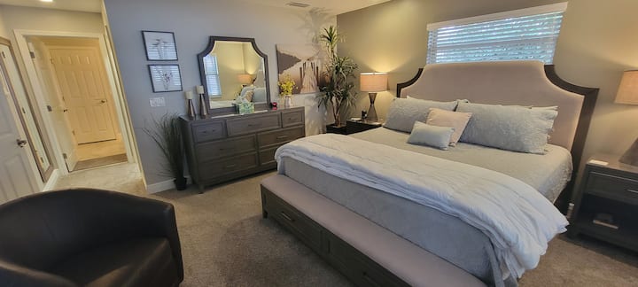 غرفة نوم رئيسية بإطلالة على الحمام