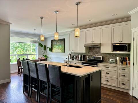 Spacious 5-bed home with mountain view & mini golf