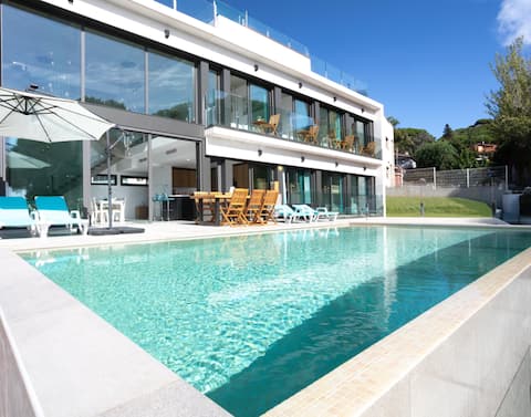 VCB BEACH * 2 Pools * Beachfront * Sleeps 15!