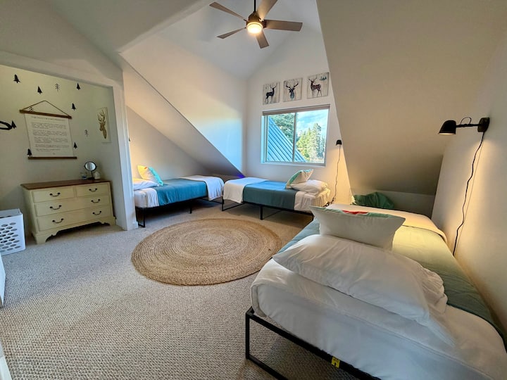 Na desnoj strani ove spavaće sobe nalaze se tri odvojena kreveta, također opremljena vrhunskom posteljinom, a tu je i divan kutak za čitanje smješten ispod krovnog nagiba, zajedno s dva vrećasta sjedala i košarom punom dječjih knjiga.