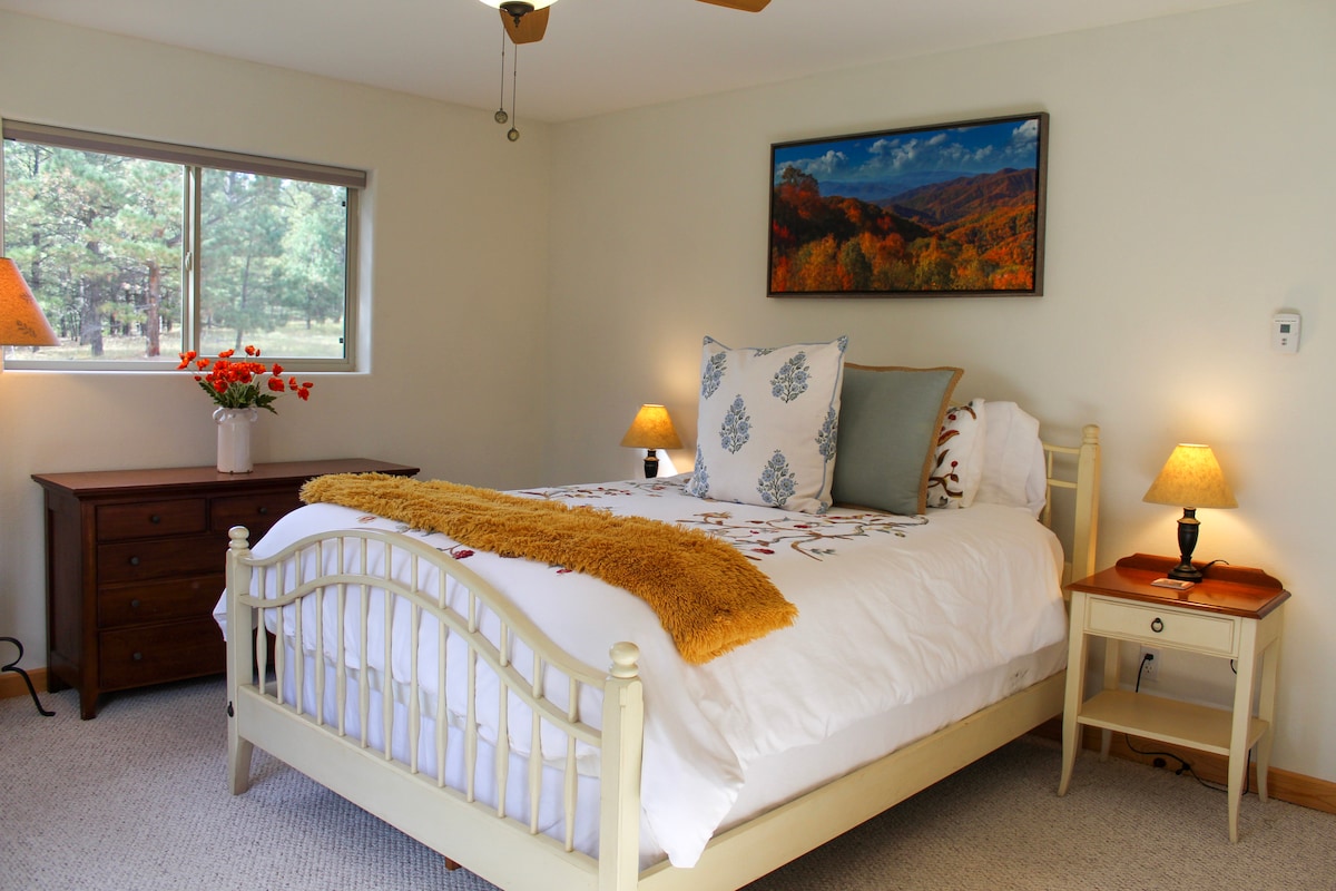 Au rez-de-chaussée, détendez-vous dans l'une des deux suites principales sereines, chacune dotée d'un lit queen conçu pour une détente ultime. Avec sa literie moelleuse et son ambiance chaleureuse, c'est l'endroit idéal pour se ressourcer avant les aventures du lendemain.