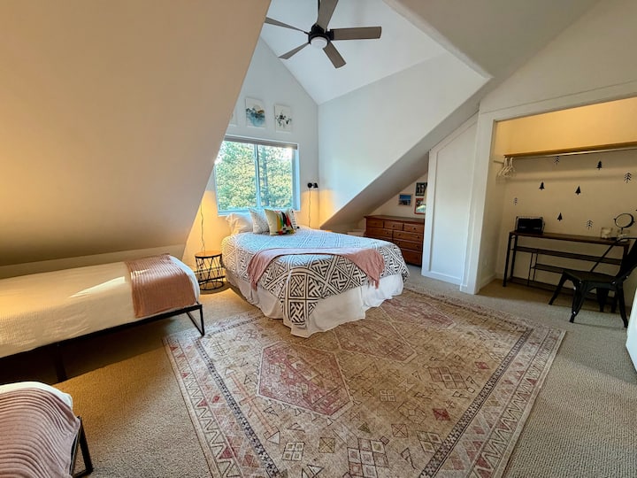 U lijevoj spavaćoj sobi nalazi se udoban bračni krevet i dva odvojena kreveta, a svi su opremljeni mekanom posteljinom.