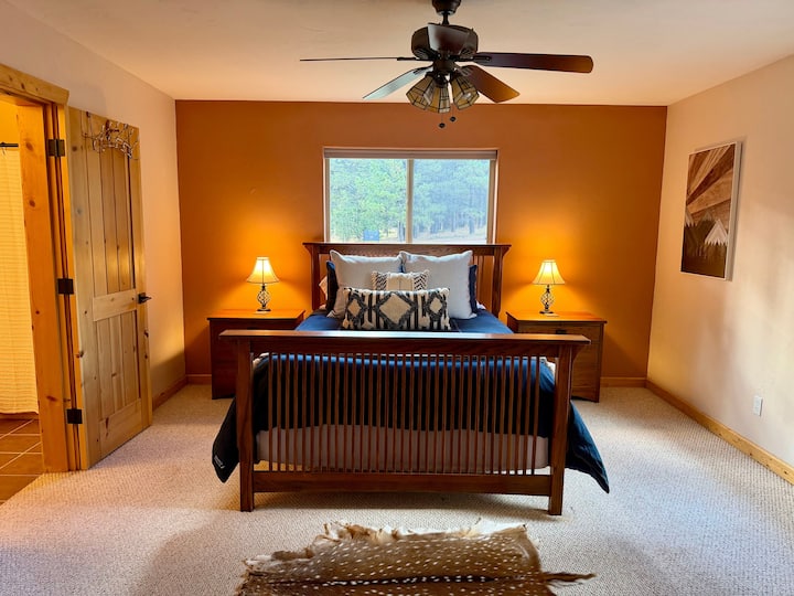 Na glavnom katu opustite se u jednom od dva mirna apartmana, od kojih svaki ima bračni krevet namijenjen vrhunskom opuštanju. Opremljen je plišanim posteljinom i ugodnim ambijentom, savršen je za punjenje baterija prije sljedećih pustolovina.