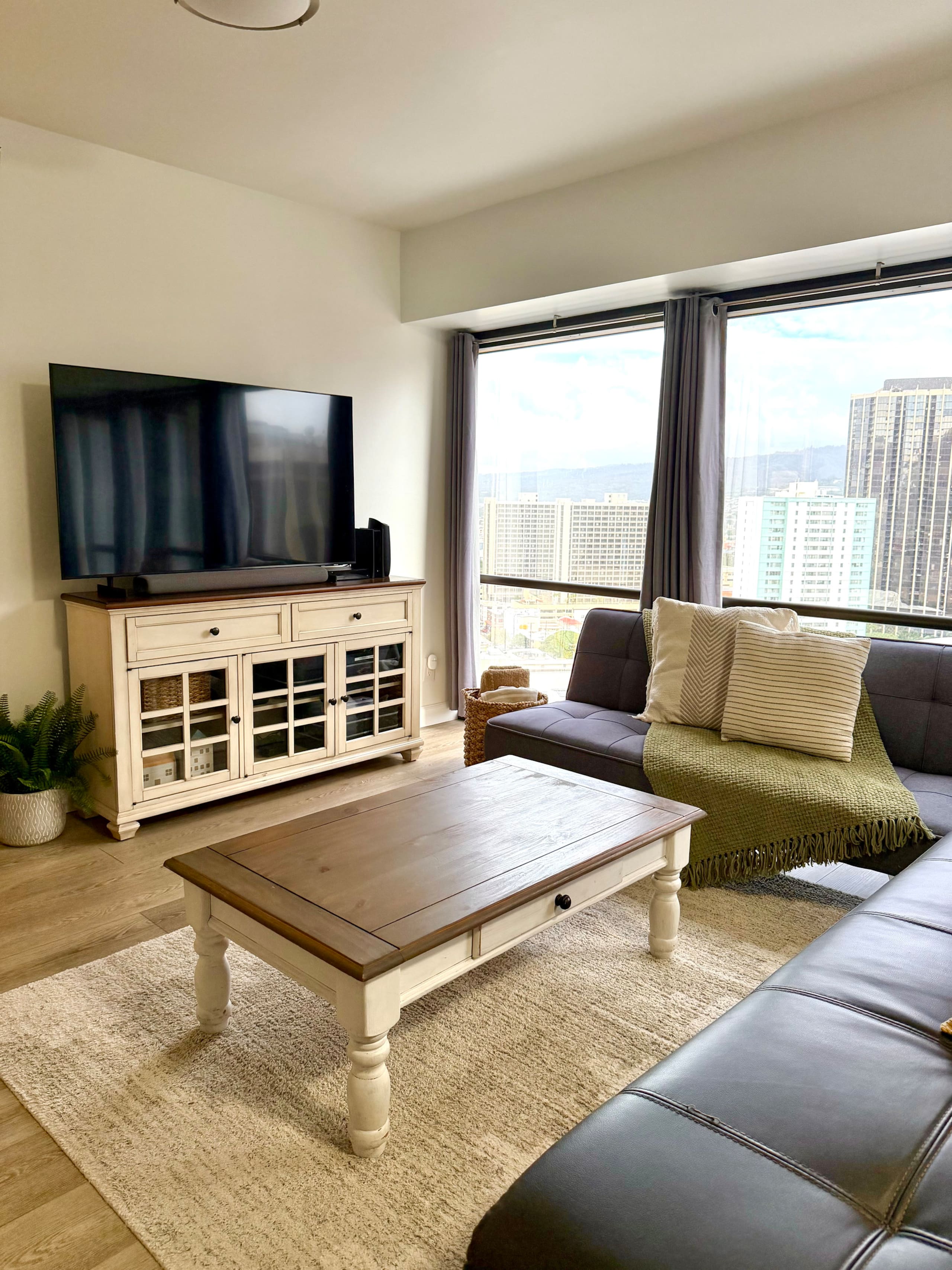 Condo in Honolulu · ★4.98 · 1 bedroom · 2 beds · 1 shared bath - Image 5