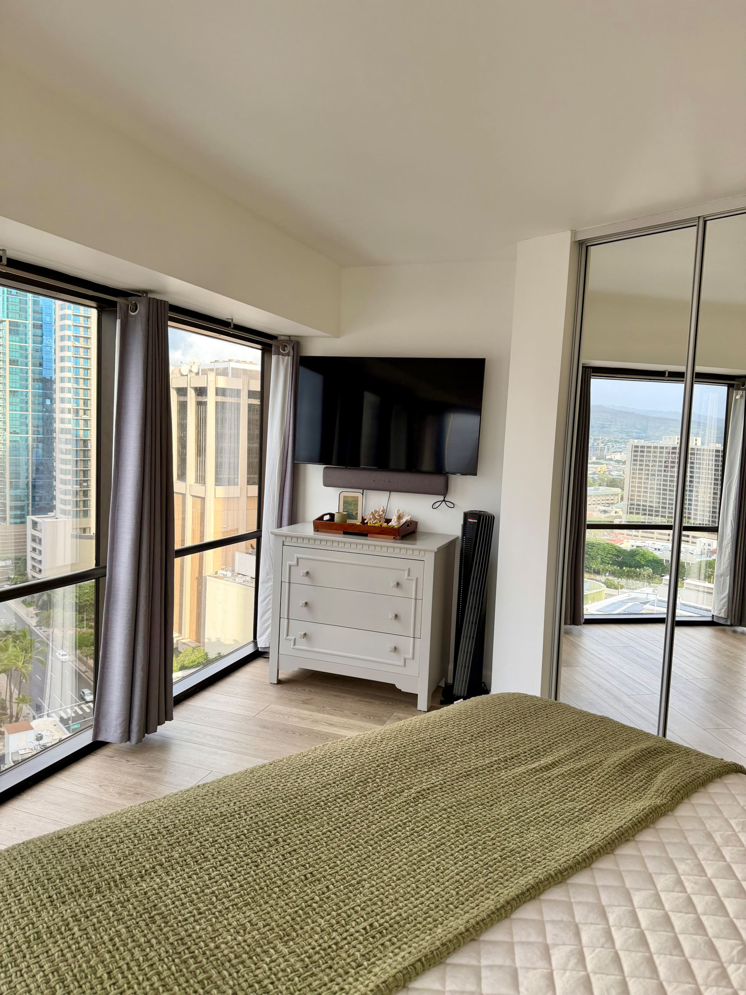Condo in Honolulu · ★4.98 · 1 bedroom · 2 beds · 1 shared bath - Image 3