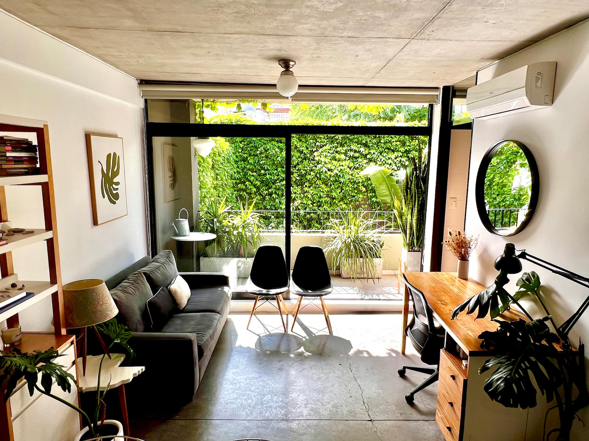 Sunny 1-bdroom apt. w/balcony. Heart of Colegiales
