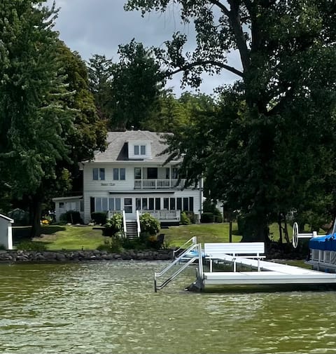 Lake Front House/5+ Bedrooms/Sauna/Private Pier