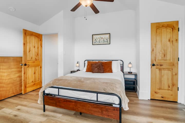 Private upstairs bedroom with a queen bed, twin bunk beds and private closet. Our mattresses are comfortable and we pride ourselves on a clean space.  Plenty room in  this bedroom to move around. 