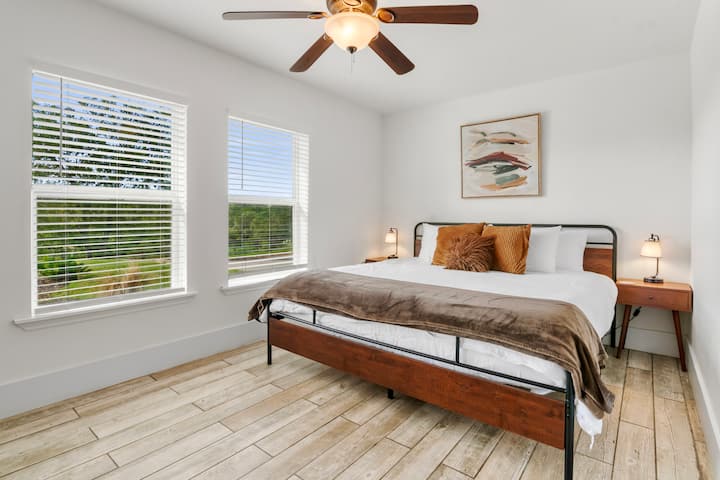 Big comfortable king bed with a walk in closet (first floor) with views of the hill country. 