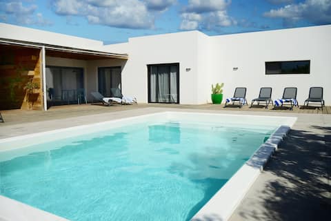 Popular Airbnb listing: Casa OCEAN ESTE, Lajares, Fuerteventura in La Oliva