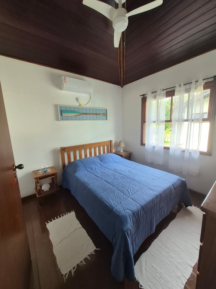 Soba s bračnim krevetom 
Klima-uređaj i stropni ventilator 