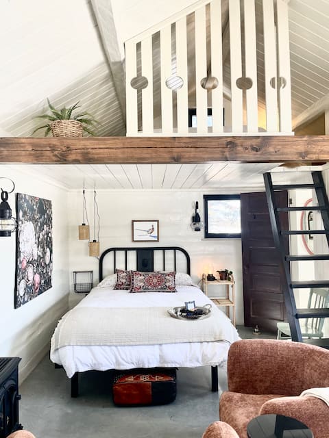Successful Airbnb property: Homestead 1912 - modern, bright, peaceful in Grande Prairie