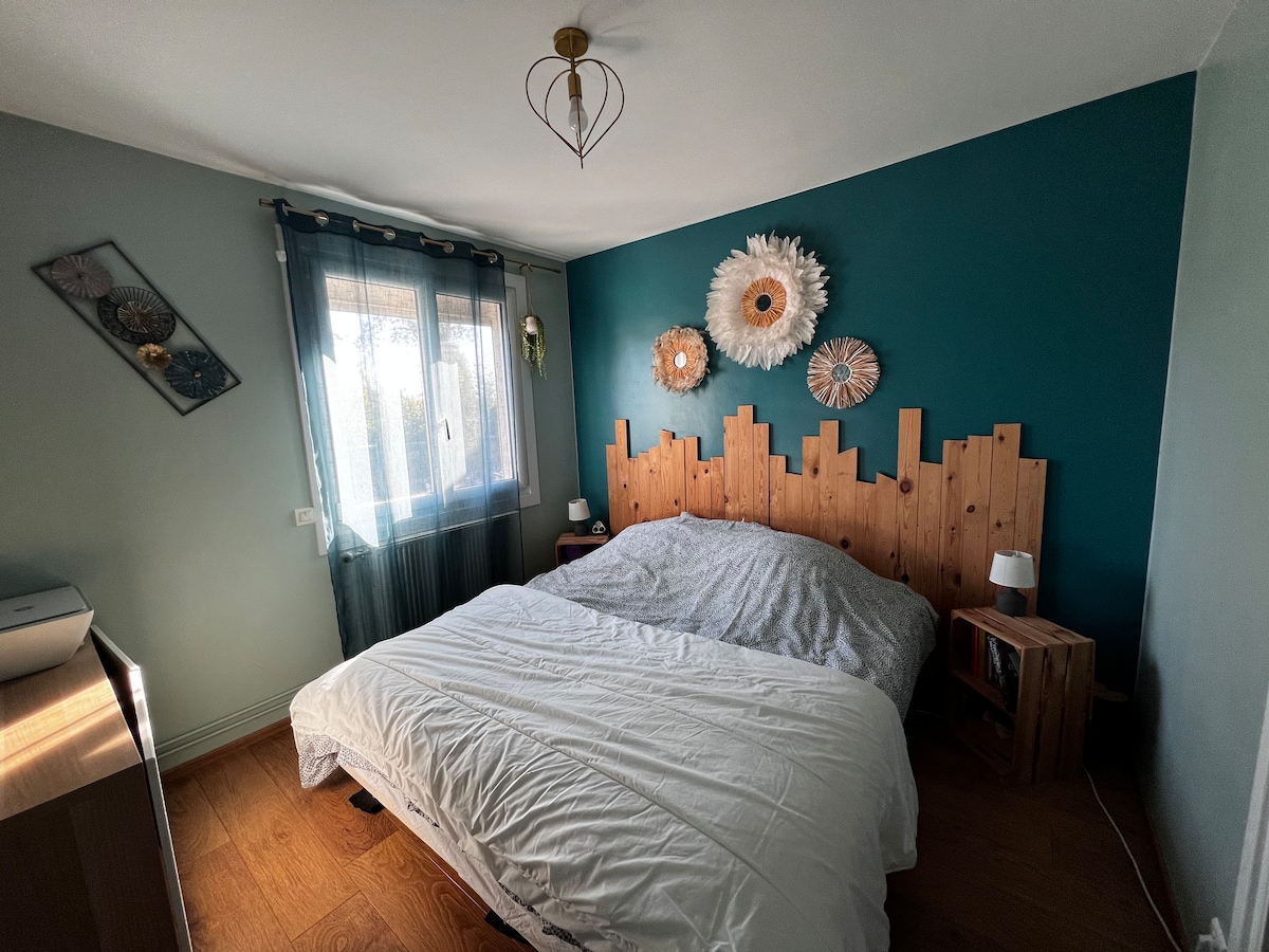 Შესაძლებელია საძინებლის, საწოლების გამოყოფა.
Იმისათვის, რომ გქონდეთ 2 ერთადგილიანი საწოლი და არა ორადგილიანი საწოლი.
Თეთრეული უზრუნველყოფს, რომელიც გამგზავრებამდე უნდა მოათავსოთ მანქანაში. 
Თეთრეული გარდერობში.