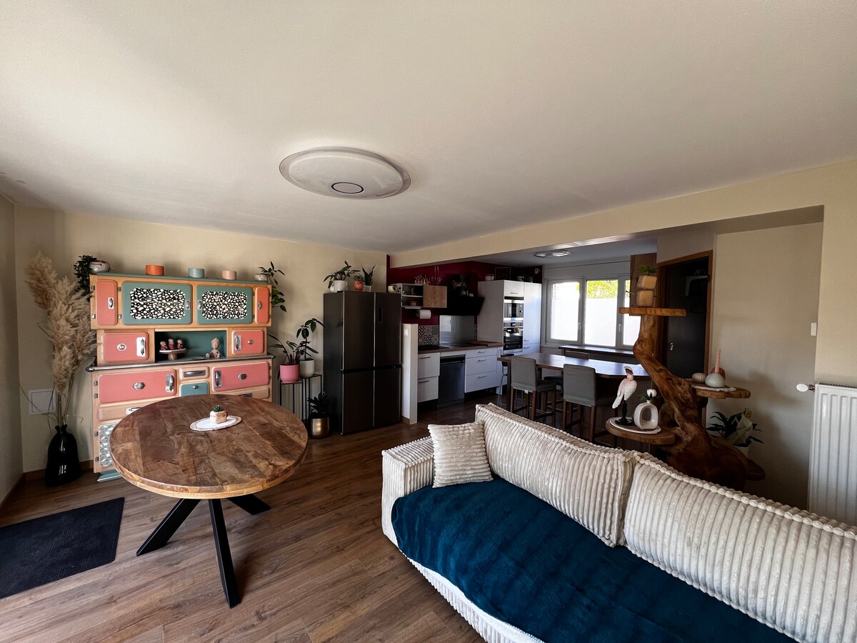 Მისაღები ოთახი, რომელიც ახლახან გადაკეთდა და გაფართოვდა.
Მაგიდის სკამები ჯერ არ არის. Მანამდე მაგიდისთვის ადგილი არ იყო.
Დივანი, გთხოვთ, დაიცვათ ის - მოამზადეთ საწოლი ზეწრებით. Თეთრეული დივნის საბარგულში. 