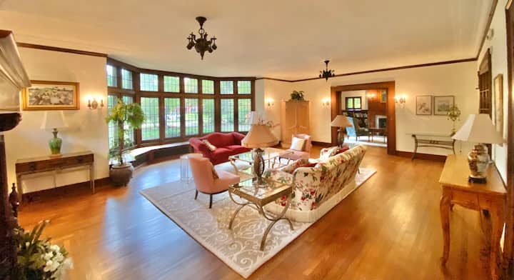 Cozy Sprawling Historic Retreat - Chagrin Falls, OH